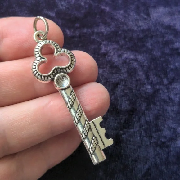 New Silver Color Key Pendant - Picture 5 of 5